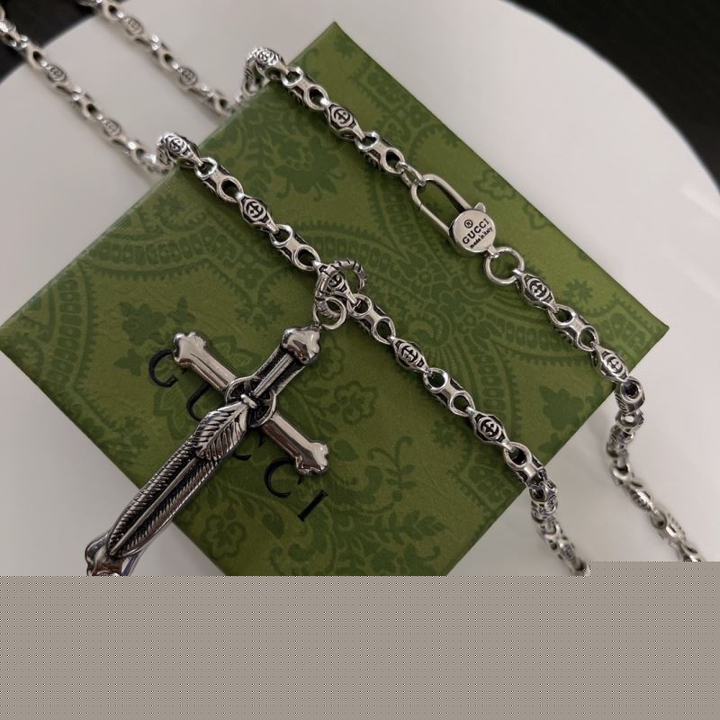 G*u*i necklaces